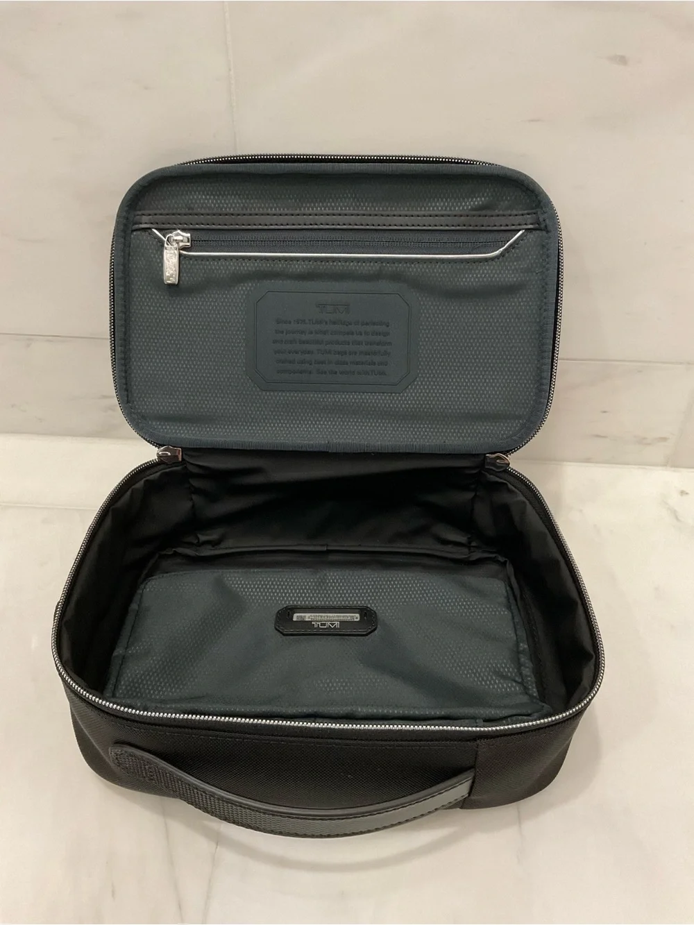 NEW Tumi ARRIVE RICHARDS 9.75” Travel Kit Toiletry Bag - BLACK & CARBON FIBER